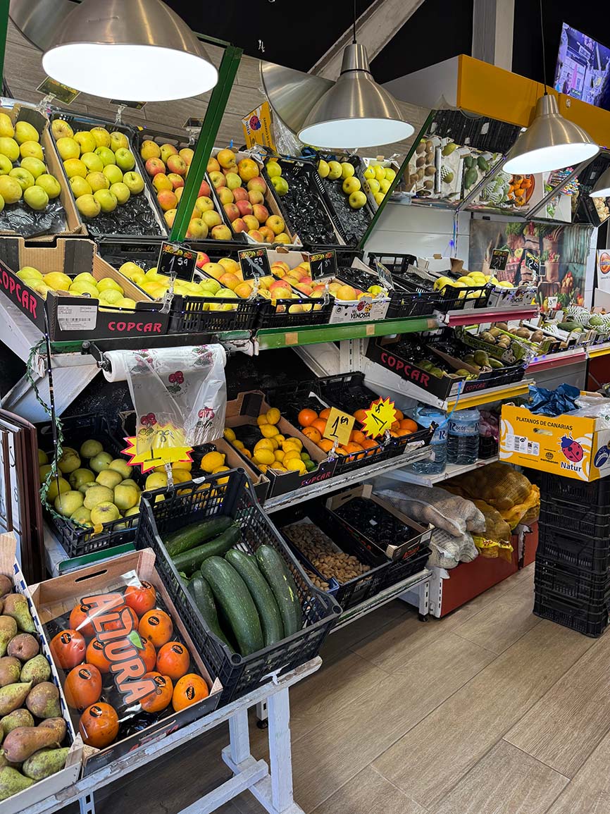 Interior de la tienda y estantería de fruta